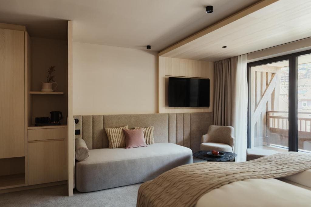 Deluxe Double Room with Balcony room - Image 2