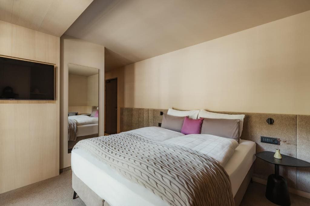 Double Room with Balcony room - Image 3