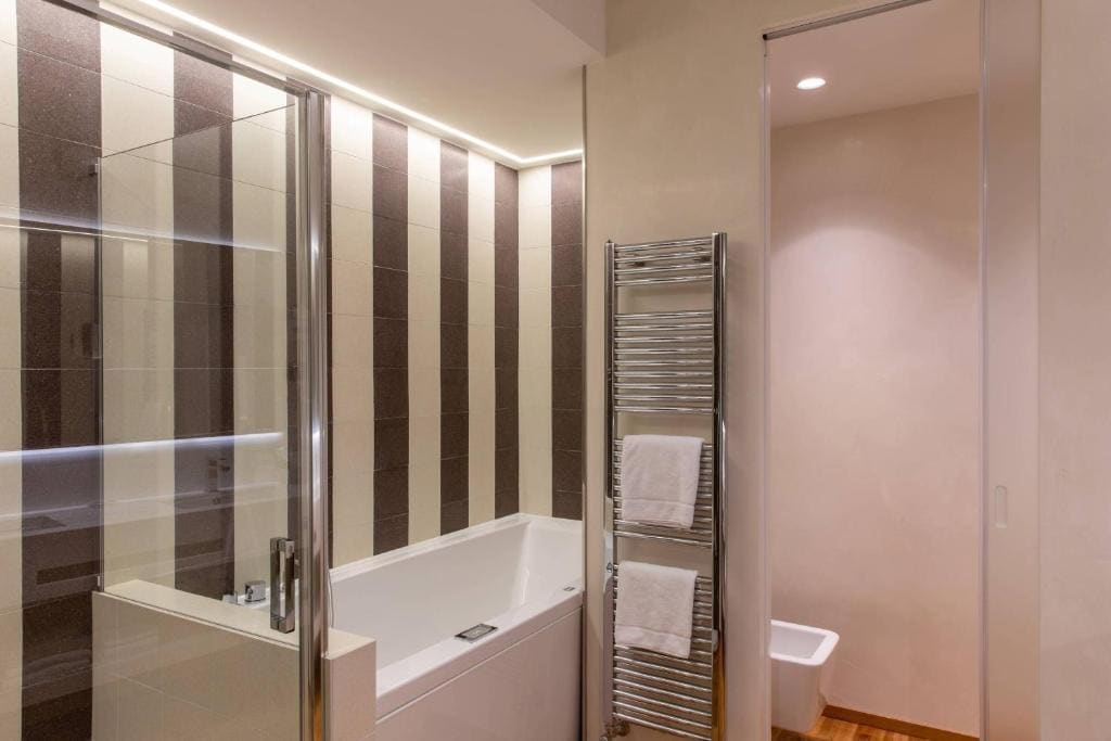 King Suite with Whirlpool room - Image 1