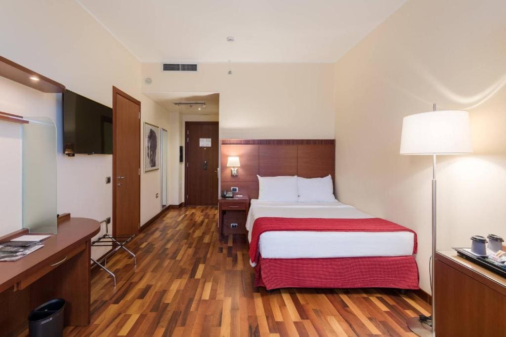 Deluxe King bedded room, Guest room, 1 King room - Image 2