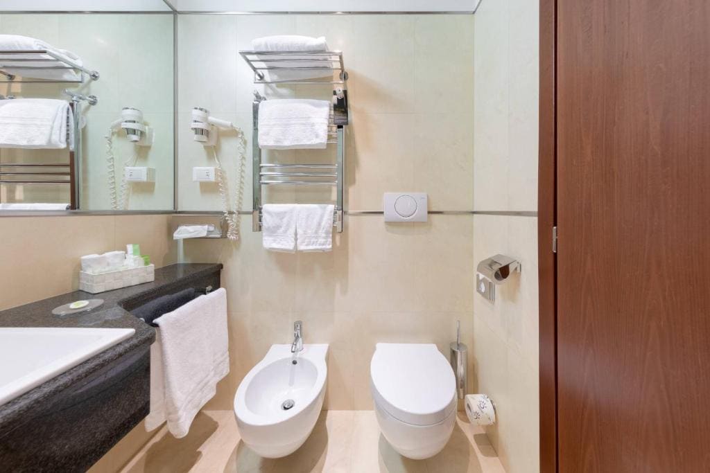 Guest room, 1 King, ground floor room - Image 3