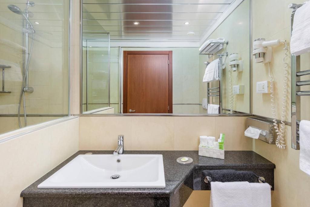 Guest room, 1 King, ground floor room - Image 2