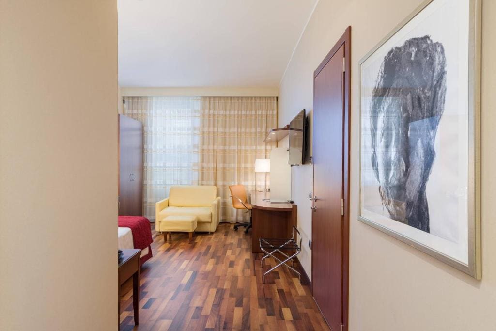 Deluxe King bedded room, Guest room, 1 King room - Image 3