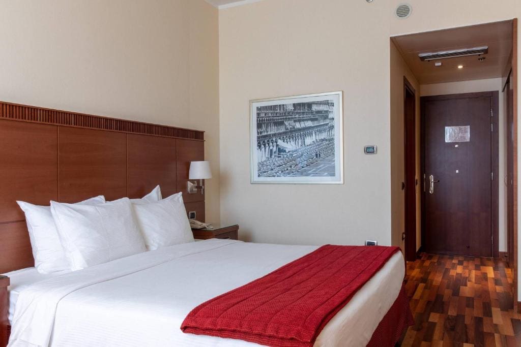 Guest room, 1 King, ground floor room - Image 1