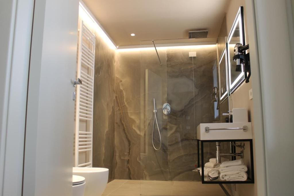 Suite with Lake View room - Image 1