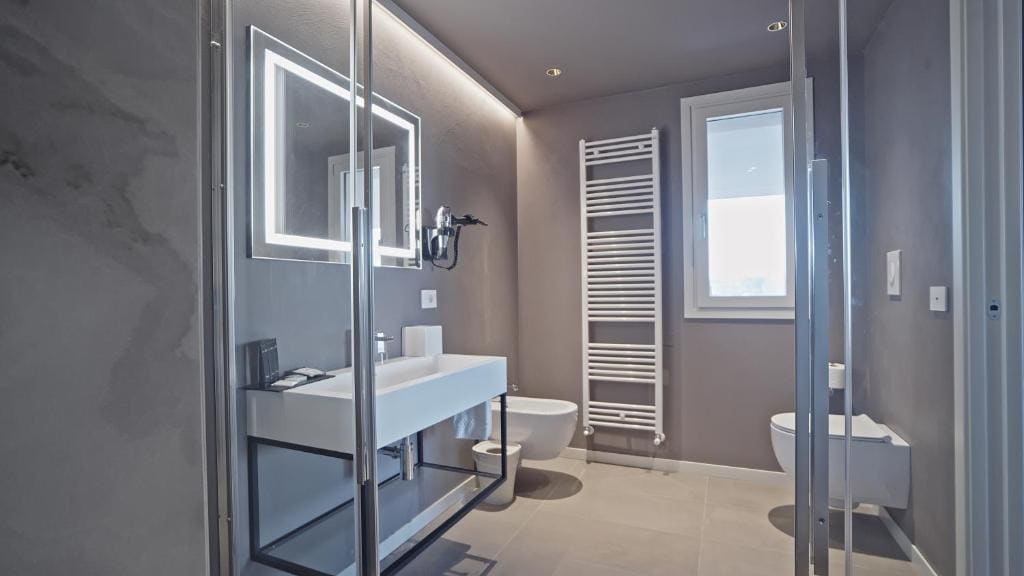 Suite with Lake View room - Image 3