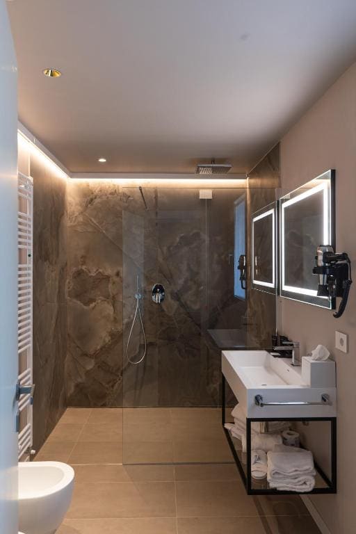 Suite with Lake View room - Image 2