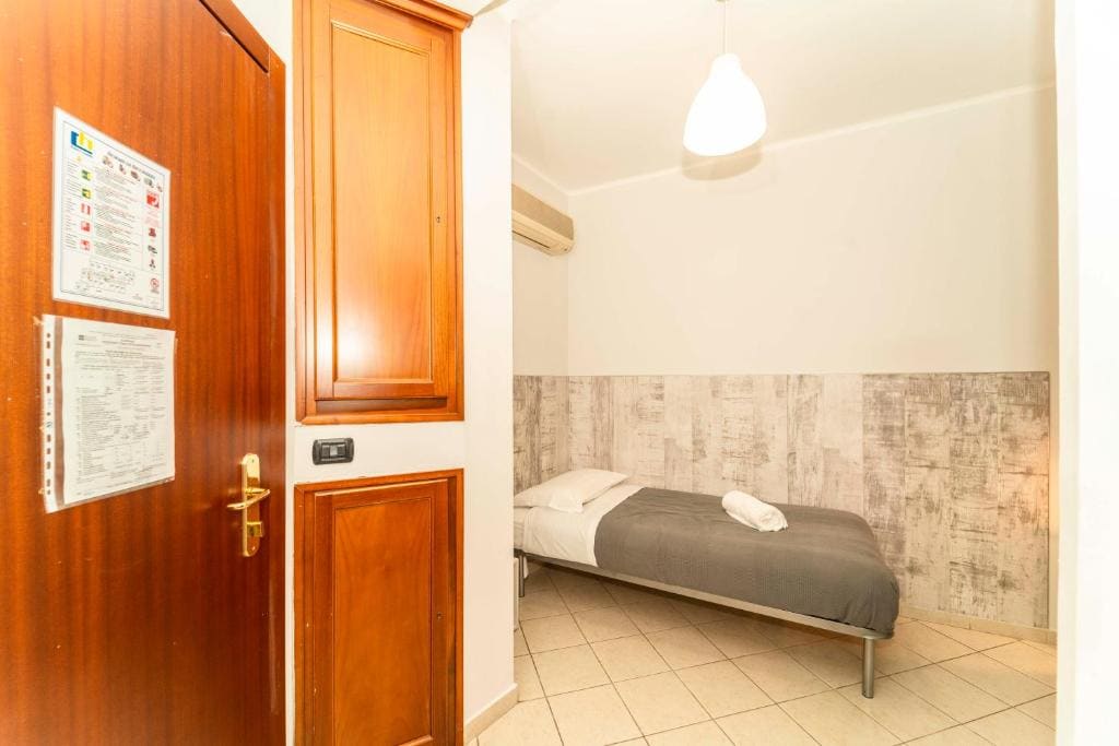 Small Single Room room - Image 2
