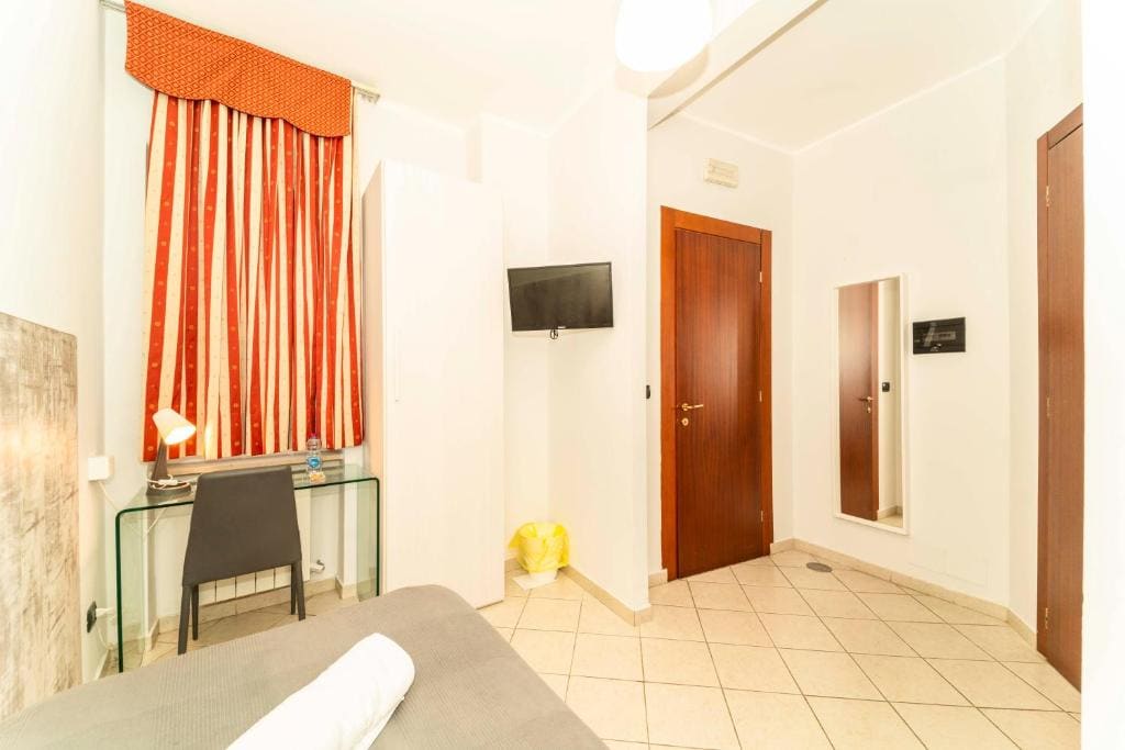 Small Single Room room - Image 3
