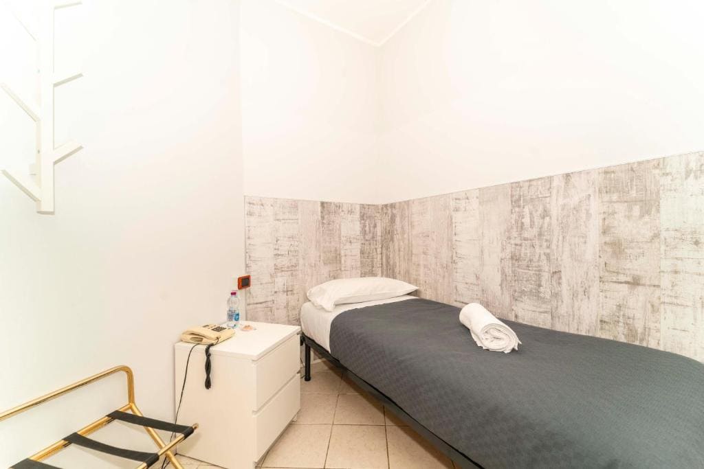Small Single Room room - Image 1