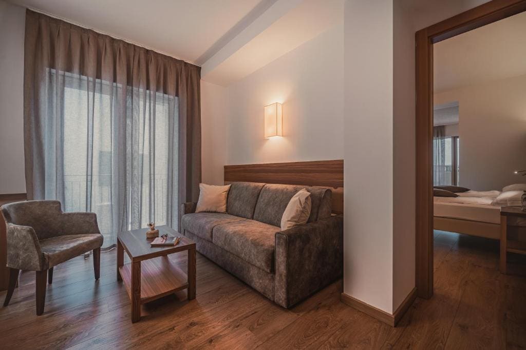 Deluxe Junior Suite room - Image 2