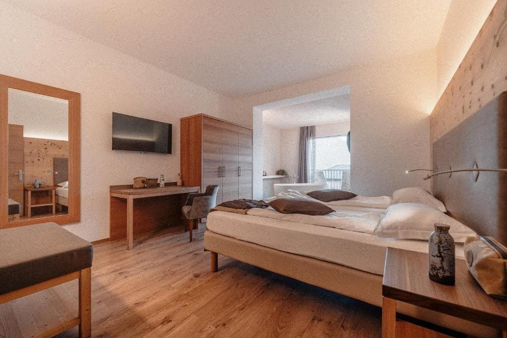 Deluxe Junior Suite room - Image 3