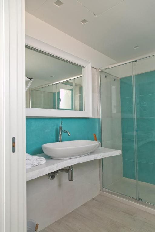Double Room with Balcony room - Image 2