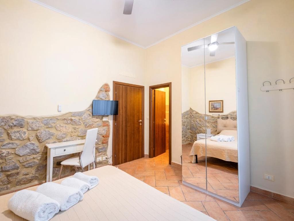 Large Double Room room - Image 1