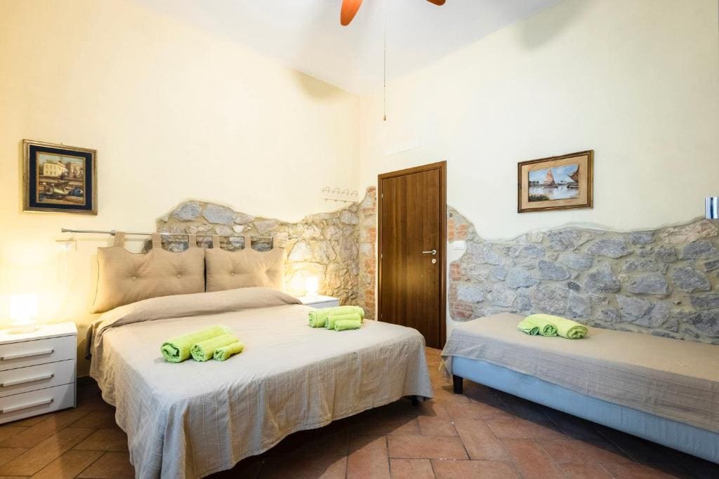 Triple Room with Shared Bathroom room - Image 2