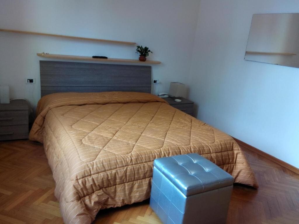 Double Room with Shared Bathroom room - Image 1