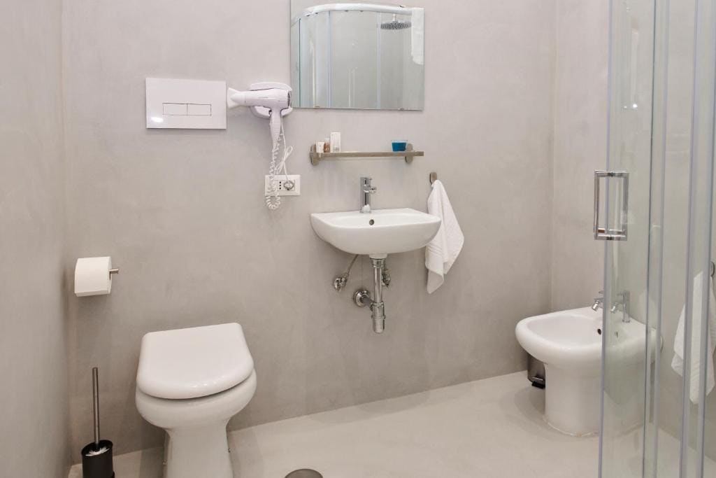 Deluxe Double Room with Balcony room - Image 3