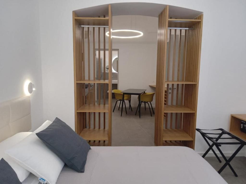 Deluxe Double Room with Balcony room - Image 3