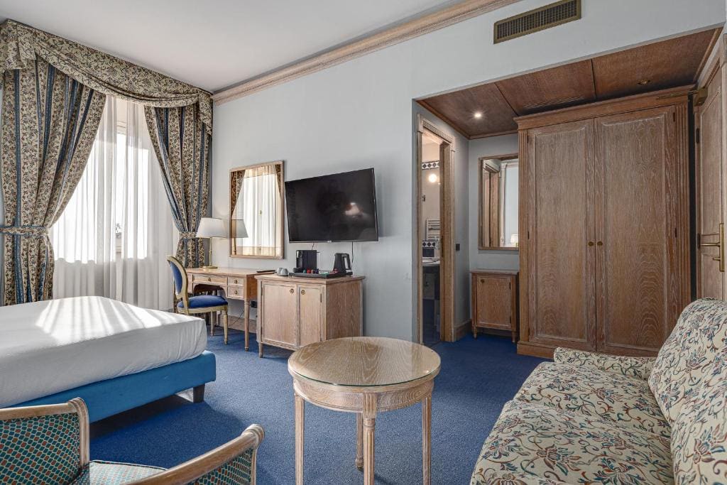 Deluxe Room room - Image 2