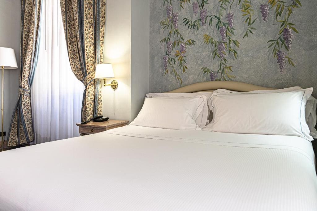 Junior Suite with Balcony room - Image 3
