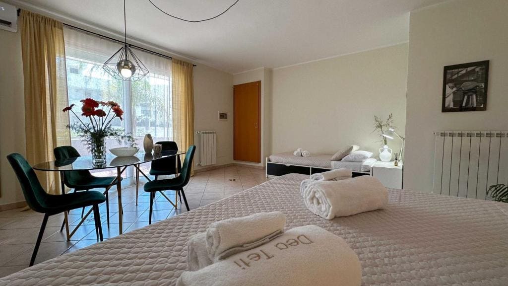Room room - Image 2