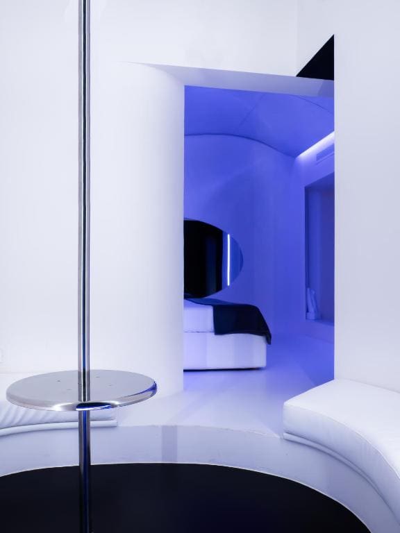 Deluxe Suite with Spa Bath room - Image 2