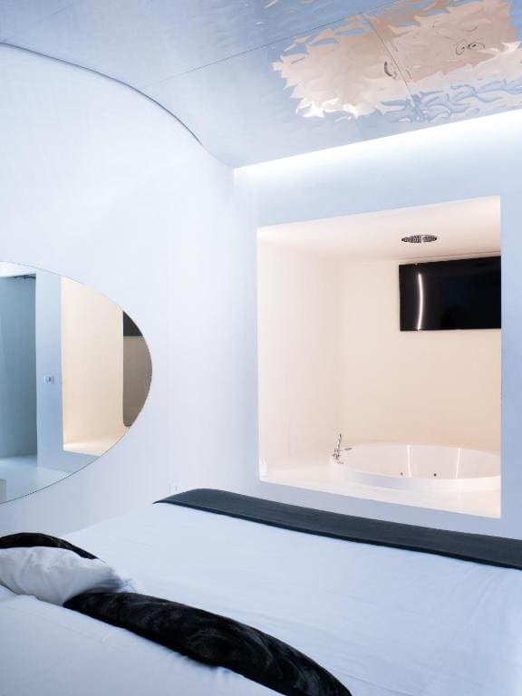 Deluxe Suite with Spa Bath room - Image 3
