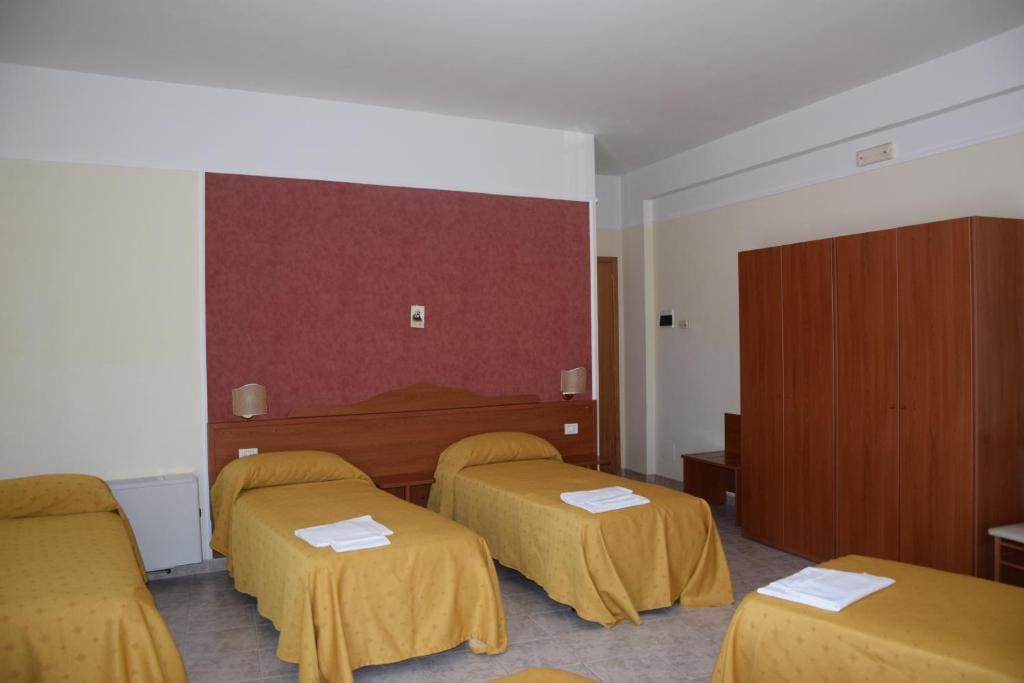 Quadruple Room with Bathroom room - Image 1