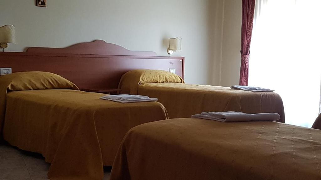 Triple Room with Bathroom room - Image 1
