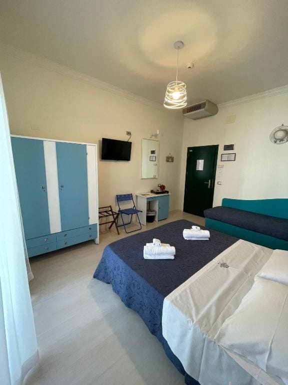 Standard Quadruple Room room - Image 1