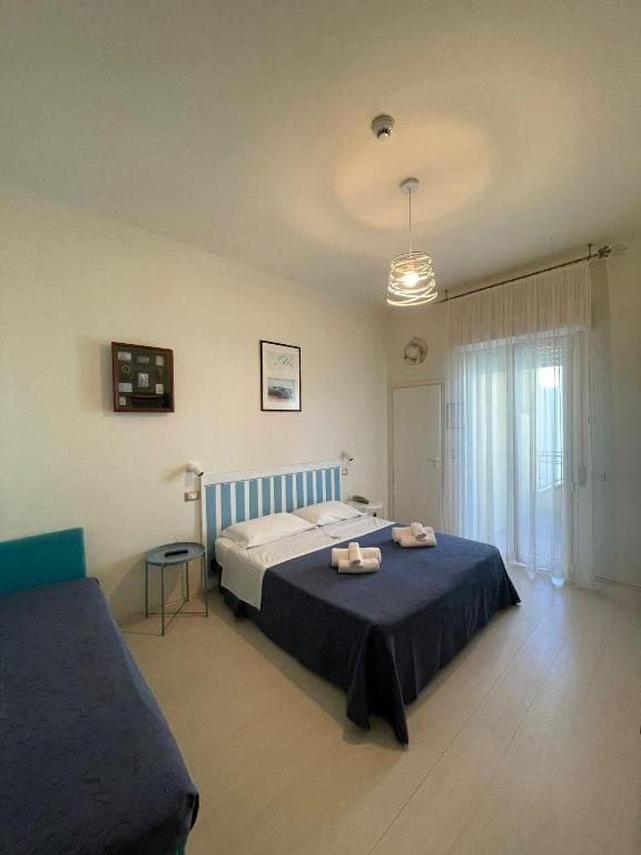 Standard Triple Room room - Image 1