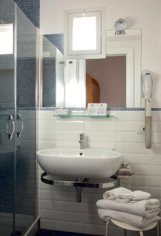 Comfort Double or Twin Room room - Image 3