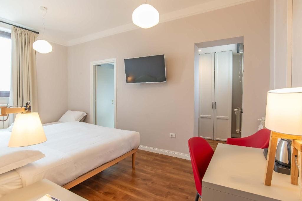 Large Single Room room - Image 3