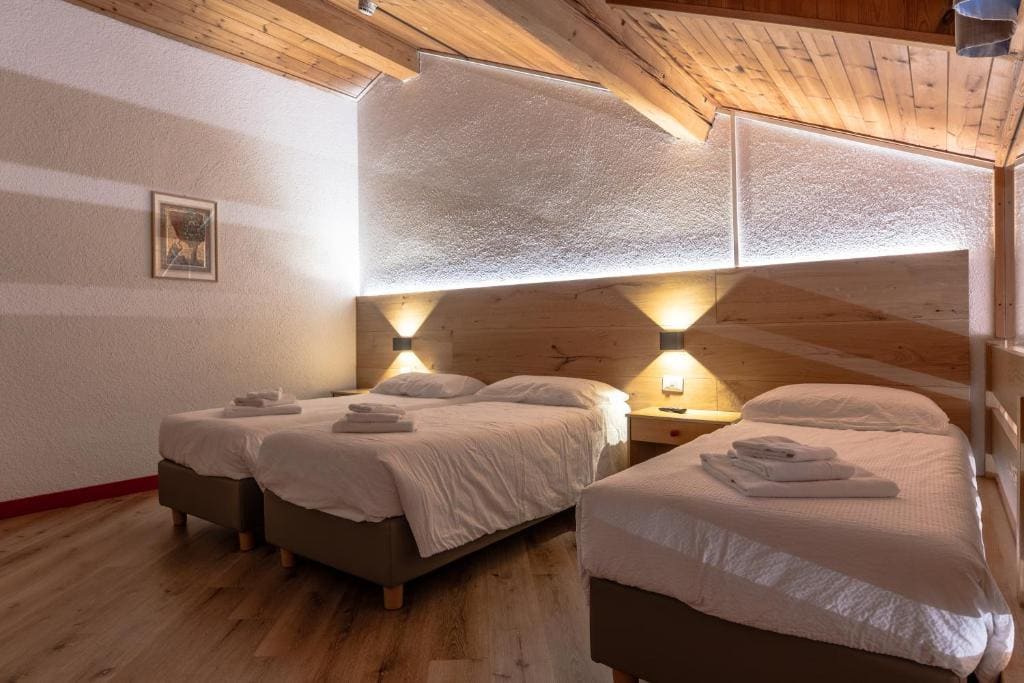 Deluxe Family Room room - Image 2
