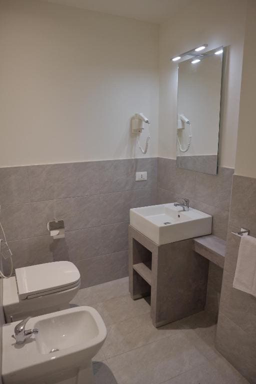 Standard Double or Twin Room room - Image 3