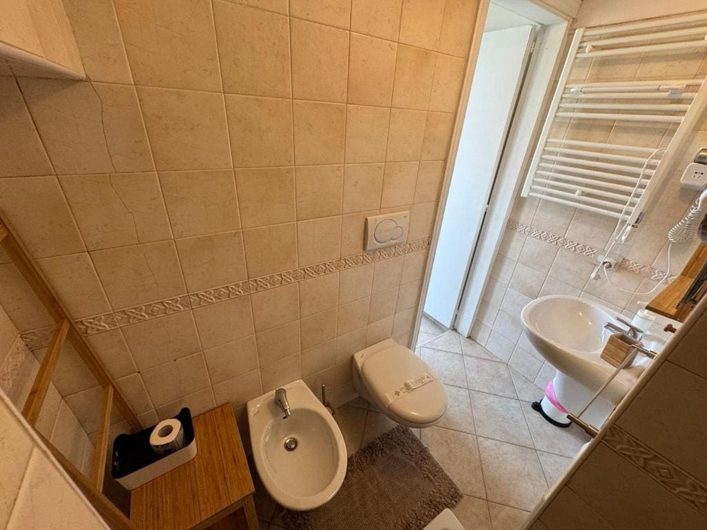 Family Room with Private Bathroom room - Image 3
