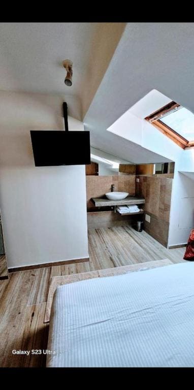 Double Room with Private Bathroom room - Image 3