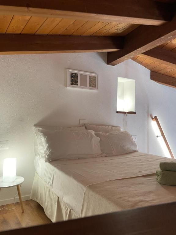 Double Room with Balcony room - Image 2