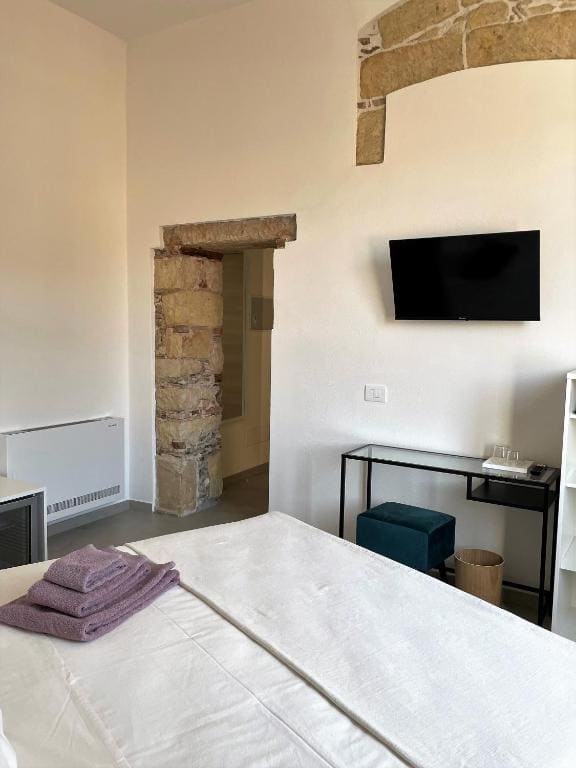 Double Room with Private Bathroom room - Image 3
