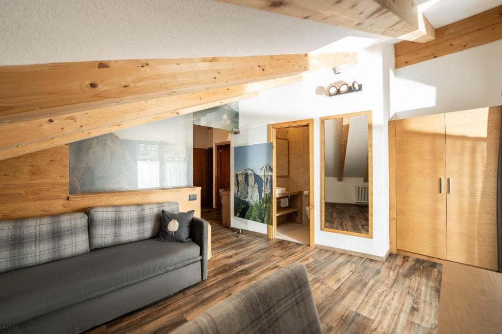 Family Room with Mountain View room - Image 2