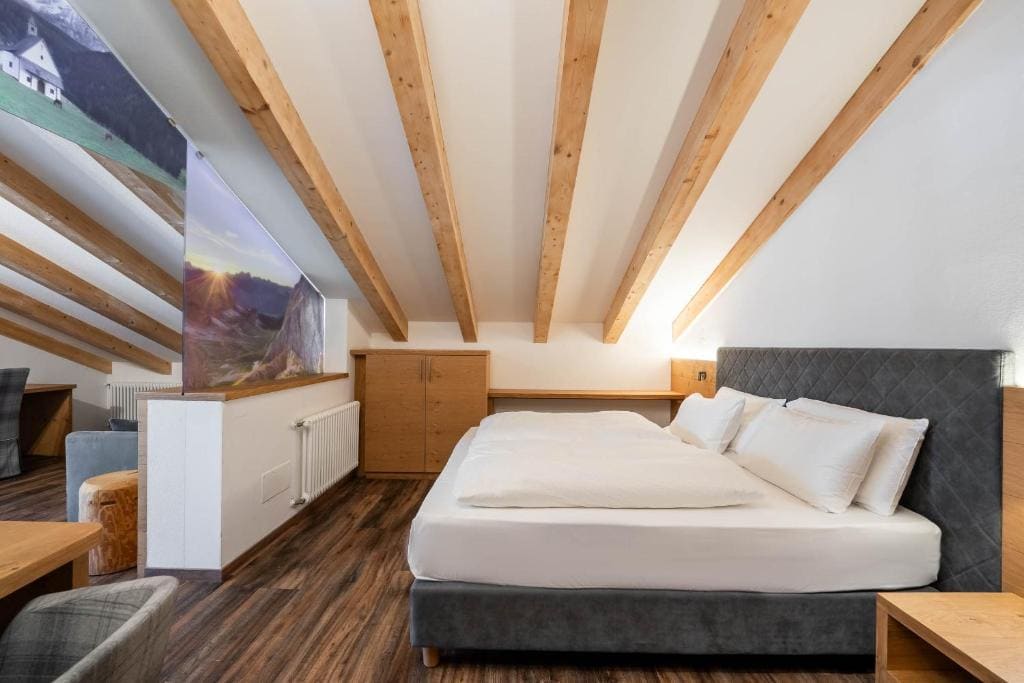 Family Room with Mountain View room - Image 3