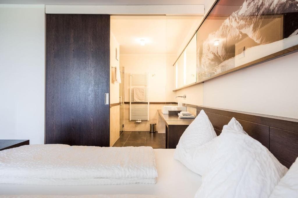 Standard Double Room with Balcony and Mountain View room - Image 2