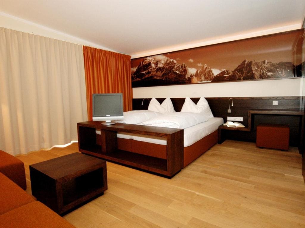 Superior Double Room with Balcony and Mountain View room - Image 2