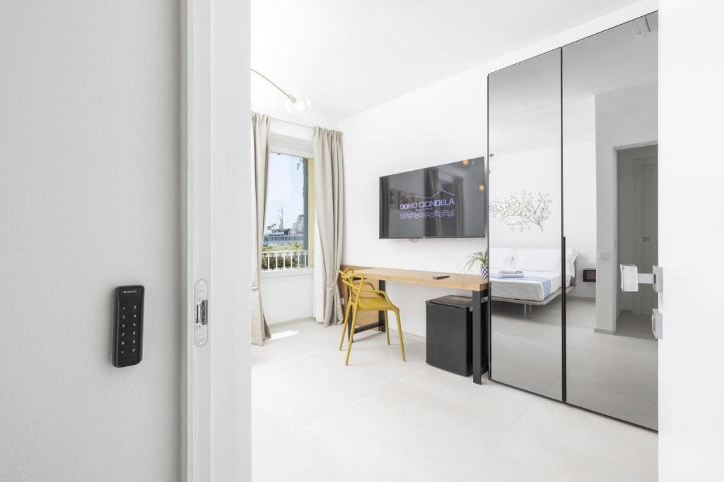 Deluxe Double Room with Sea View room - Image 2
