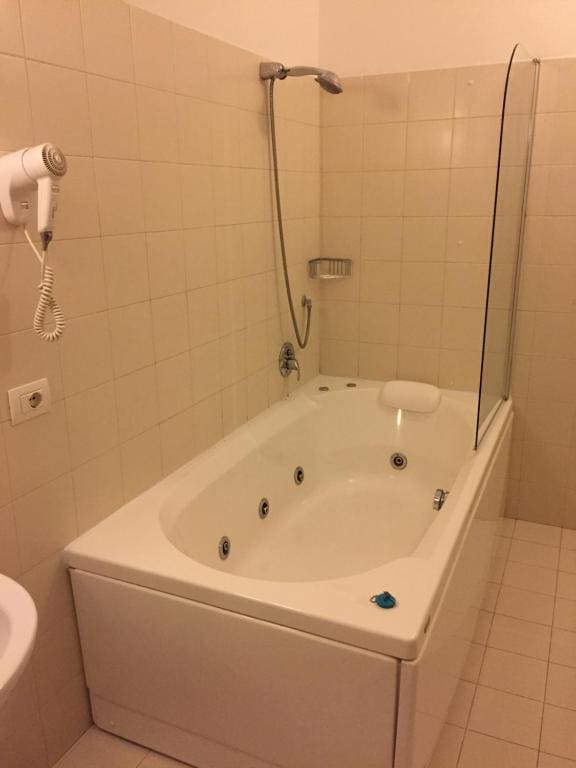 Double Room with Spa Bath room - Image 2