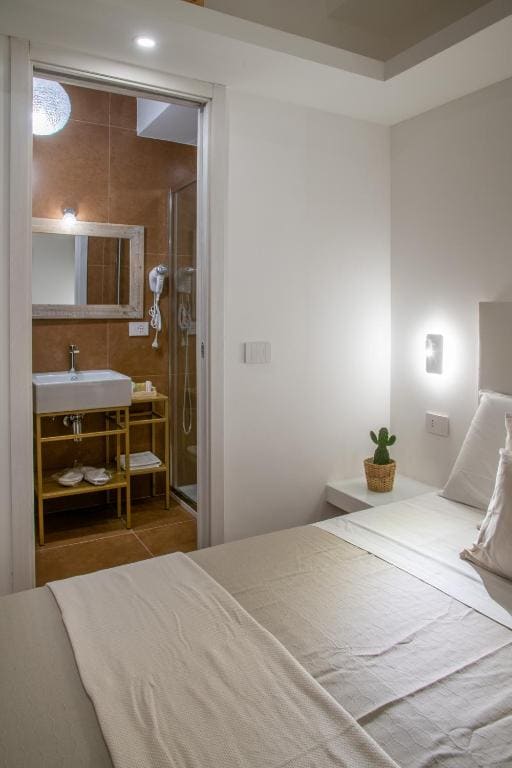 Double Room with Garden View room - Image 2