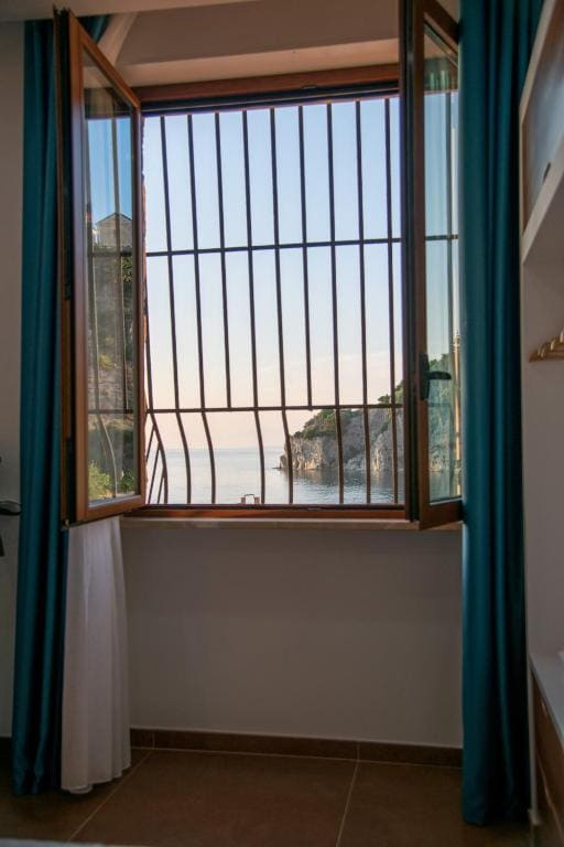 Double Room with Sea View room - Image 3