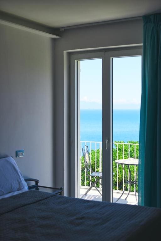 Deluxe Double Room with Castle View room - Image 2