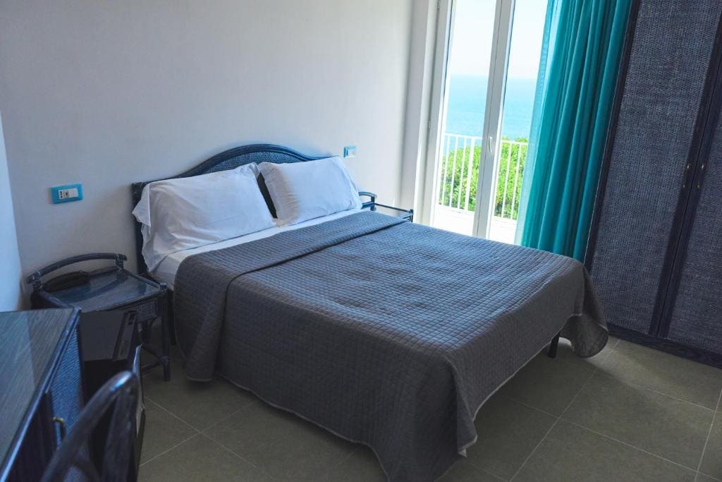 Deluxe Double Room with Castle View room - Image 3