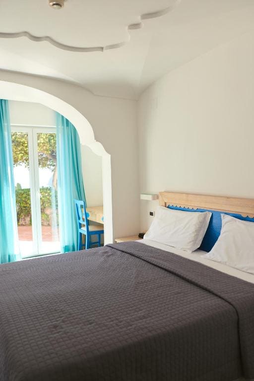 Deluxe Room room - Image 3